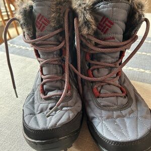 Columbia Minx Shorty size 10